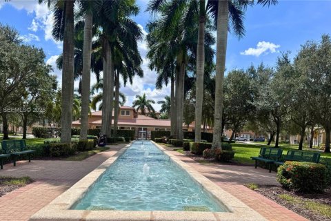 Copropriété à louer à Pembroke Pines, Floride: 2 chambres, 155.89 m2 № 2407822 - photo 2