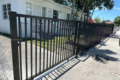 Immobilier commercial à vendre à Miami, Floride: 154.5 m2 № 1928565 - photo 1