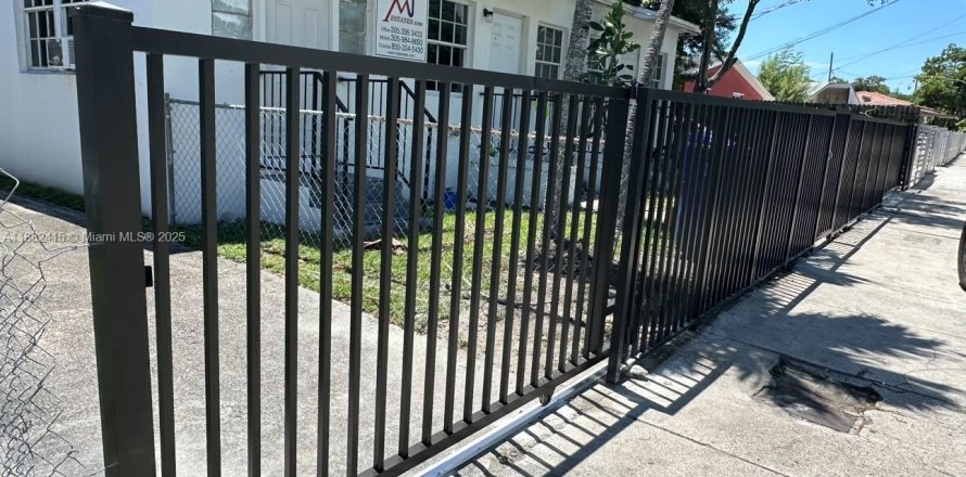 Immobilier commercial à Miami, Floride 154.5 m2 № 1928565