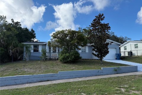 House in Spring Hill, Florida 3 bedrooms, 111.2 sq.m. № 2391307 - photo 2