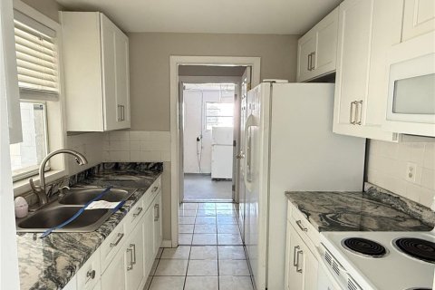 House in Spring Hill, Florida 3 bedrooms, 111.2 sq.m. № 2391307 - photo 10