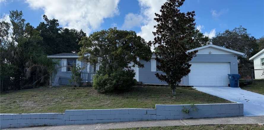 House in Spring Hill, Florida 3 bedrooms, 111.2 sq.m. № 2391307