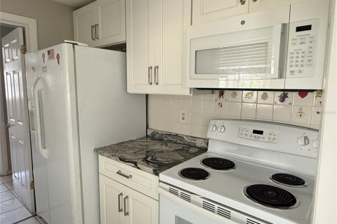 House in Spring Hill, Florida 3 bedrooms, 111.2 sq.m. № 2391307 - photo 12