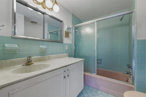 Купить кондоминиум в Бэл-Харбор, Флорида 2 спальни, 114.27м2, № 2024444 - фото 19