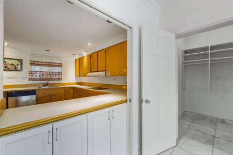 Купить кондоминиум в Бэл-Харбор, Флорида 2 спальни, 114.27м2, № 2024444 - фото 12