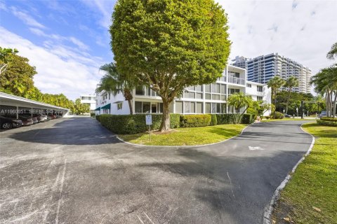 Купить кондоминиум в Бэл-Харбор, Флорида 2 спальни, 114.27м2, № 2024444 - фото 23