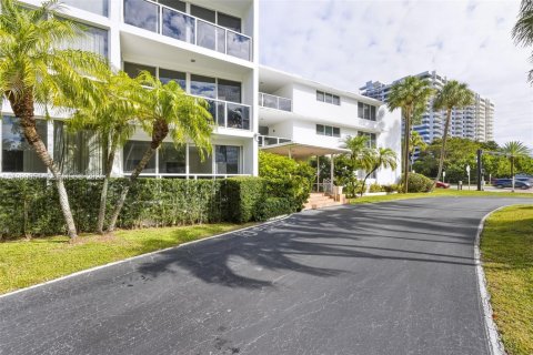 Купить кондоминиум в Бэл-Харбор, Флорида 2 спальни, 114.27м2, № 2024444 - фото 22