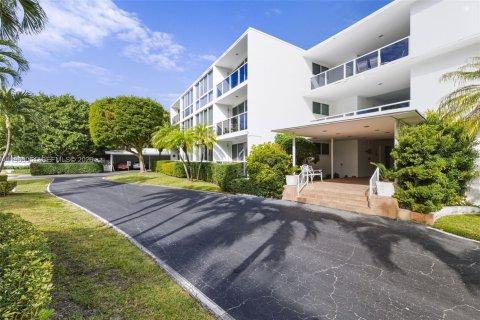 Купить кондоминиум в Бэл-Харбор, Флорида 2 спальни, 114.27м2, № 2024444 - фото 2