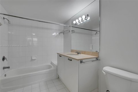 Condominio en venta en Coral Gables, Florida, 2 dormitorios, 94.76 m2 № 1934127 - foto 18