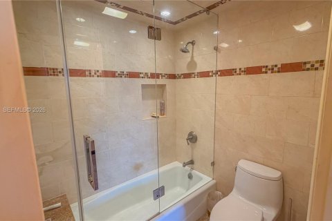 Condo in Bal Harbour, Florida, 2 bedrooms  № 2184820 - photo 17