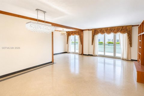 Condo in Bal Harbour, Florida, 2 bedrooms  № 2184820 - photo 9