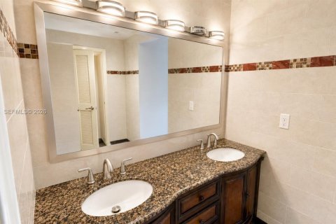 Condo in Bal Harbour, Florida, 2 bedrooms  № 2184820 - photo 18
