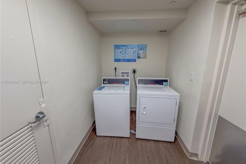 Condo in Bal Harbour, Florida, 2 bedrooms  № 2184820 - photo 23