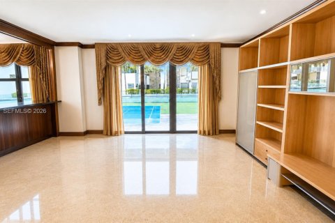 Condo in Bal Harbour, Florida, 2 bedrooms  № 2184820 - photo 11