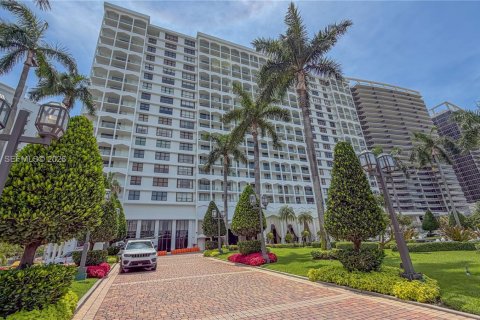 Condo in Bal Harbour, Florida, 2 bedrooms  № 2184820 - photo 2
