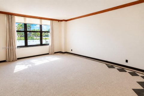Condo in Bal Harbour, Florida, 2 bedrooms  № 2184820 - photo 16