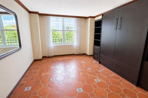 Condo in Bal Harbour, Florida, 2 bedrooms  № 2184820 - photo 19