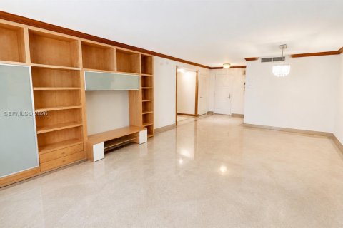 Condo in Bal Harbour, Florida, 2 bedrooms  № 2184820 - photo 12