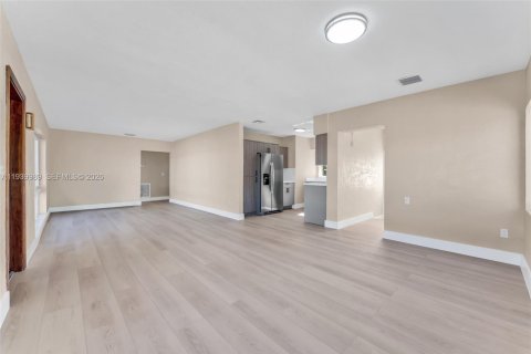 Villa ou maison à vendre à Hialeah, Floride: 3 chambres, 117.8 m2 № 1997671 - photo 6