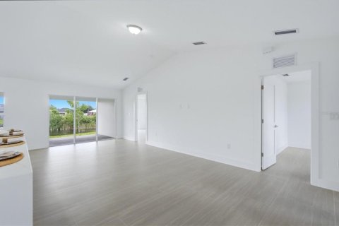 Villa ou maison à vendre à Cape Coral, Floride: 4 chambres, 156.35 m2 № 2351604 - photo 8