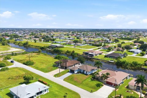 Villa ou maison à vendre à Cape Coral, Floride: 4 chambres, 156.35 m2 № 2351604 - photo 2