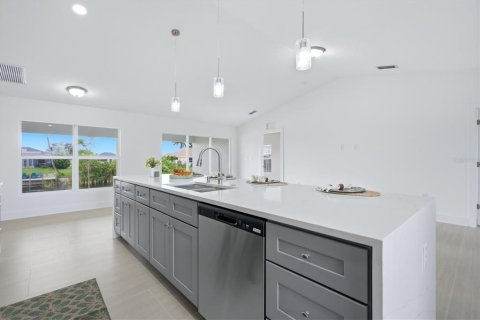 Villa ou maison à vendre à Cape Coral, Floride: 4 chambres, 156.35 m2 № 2351604 - photo 15