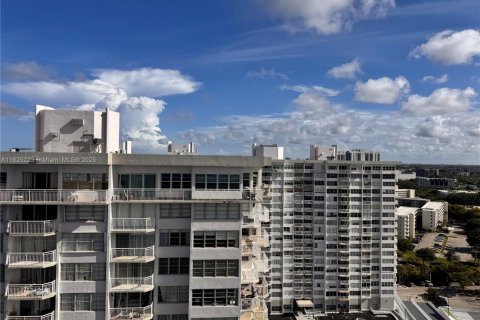 Condo in Aventura, Florida, 2 bedrooms  № 1794063 - photo 18