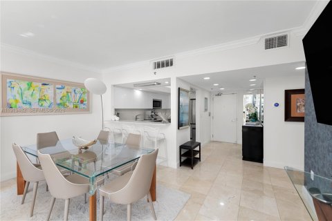 Condo in Miami, Florida, 2 bedrooms  № 2052881 - photo 12