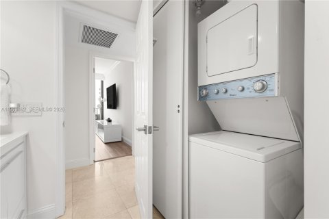 Condo in Miami, Florida, 2 bedrooms  № 2052881 - photo 26