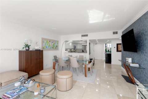 Condo in Miami, Florida, 2 bedrooms  № 2052881 - photo 7