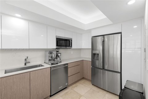 Condo in Miami, Florida, 2 bedrooms  № 2052881 - photo 9