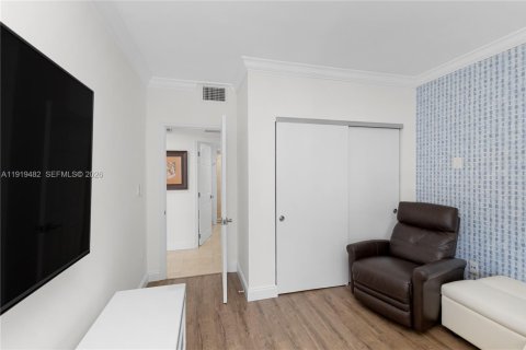Condo in Miami, Florida, 2 bedrooms  № 2052881 - photo 24