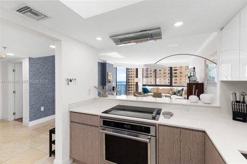 Condo in Miami, Florida, 2 bedrooms  № 2052881 - photo 10