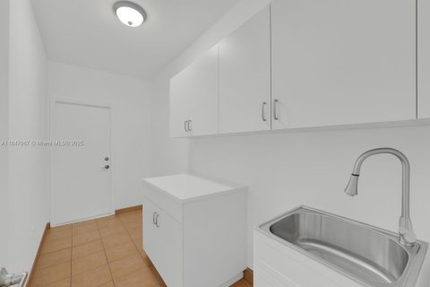 Casa en venta en Doral, Florida, 5 dormitorios, 283.54 m2 № 1845598 - foto 23