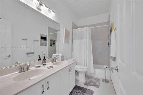 Casa en venta en Doral, Florida, 5 dormitorios, 283.54 m2 № 1845598 - foto 20