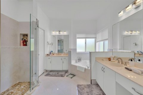 Casa en venta en Doral, Florida, 5 dormitorios, 283.54 m2 № 1845598 - foto 13