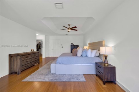 Casa en venta en Doral, Florida, 5 dormitorios, 283.54 m2 № 1845598 - foto 11