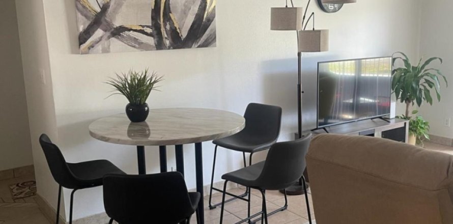 Condominio en West Palm Beach, Florida, 2 dormitorios  № 1128803