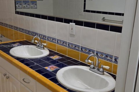 Casa en venta en Hollywood, Florida, 4 dormitorios, 228.91 m2 № 1936869 - foto 15