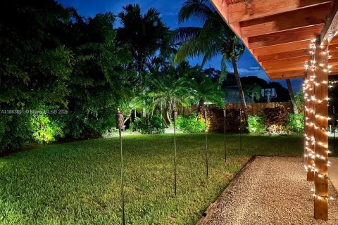 House in Miami, Florida 3 bedrooms, 121.98 sq.m. № 1896391 - photo 19