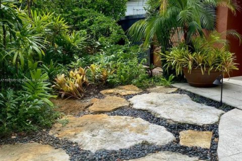 House in Miami, Florida 3 bedrooms, 121.98 sq.m. № 1896391 - photo 24