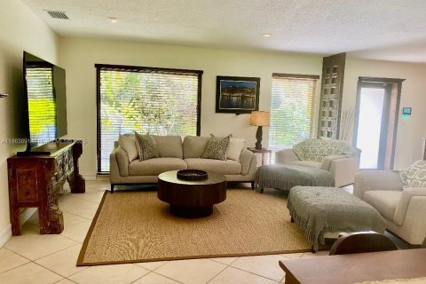 House in Miami, Florida 3 bedrooms, 121.98 sq.m. № 1896391 - photo 5