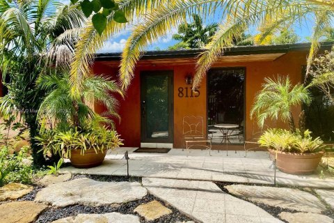 House in Miami, Florida 3 bedrooms, 121.98 sq.m. № 1896391 - photo 23