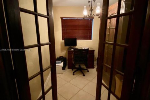 House in Miami, Florida 3 bedrooms, 121.98 sq.m. № 1896391 - photo 14