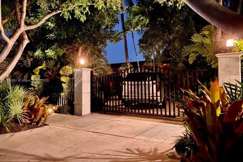 House in Miami, Florida 3 bedrooms, 121.98 sq.m. № 1896391 - photo 2