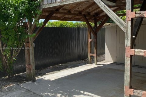 House in Miami, Florida 3 bedrooms, 121.98 sq.m. № 1896391 - photo 17