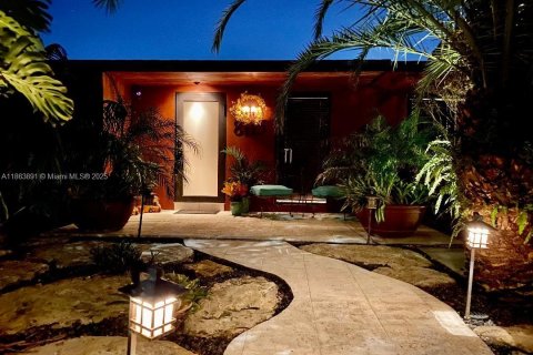 House in Miami, Florida 3 bedrooms, 121.98 sq.m. № 1896391 - photo 1