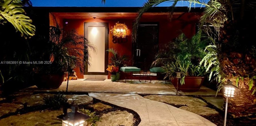 House in Miami, Florida 3 bedrooms, 121.98 sq.m. № 1896391