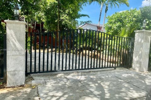 House in Miami, Florida 3 bedrooms, 121.98 sq.m. № 1896391 - photo 22