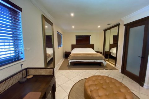 House in Miami, Florida 3 bedrooms, 121.98 sq.m. № 1896391 - photo 10